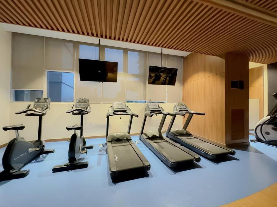 New And Modern 1br In Mckinley Near Bgc, Airport Apartment Manila