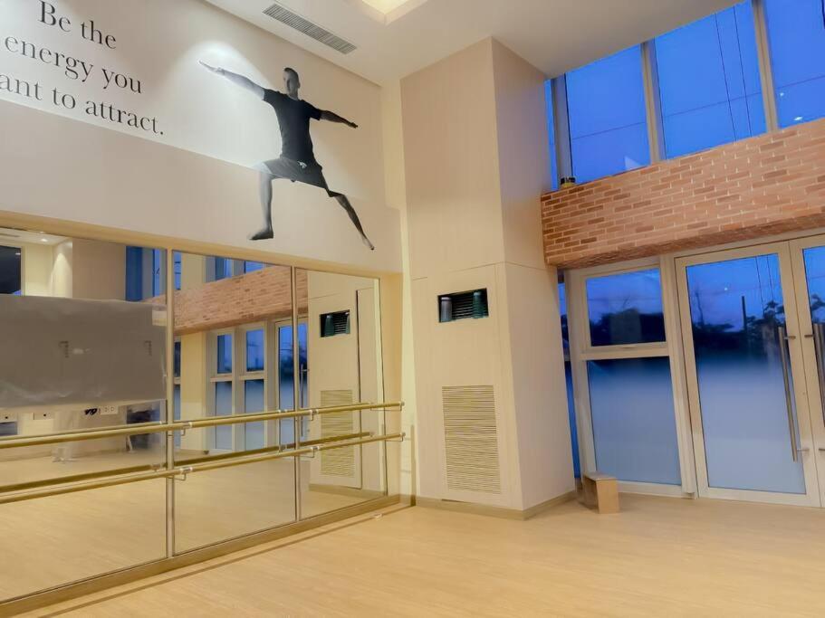 New And Modern 1br In Mckinley Near Bgc, Airport Apartment Manila