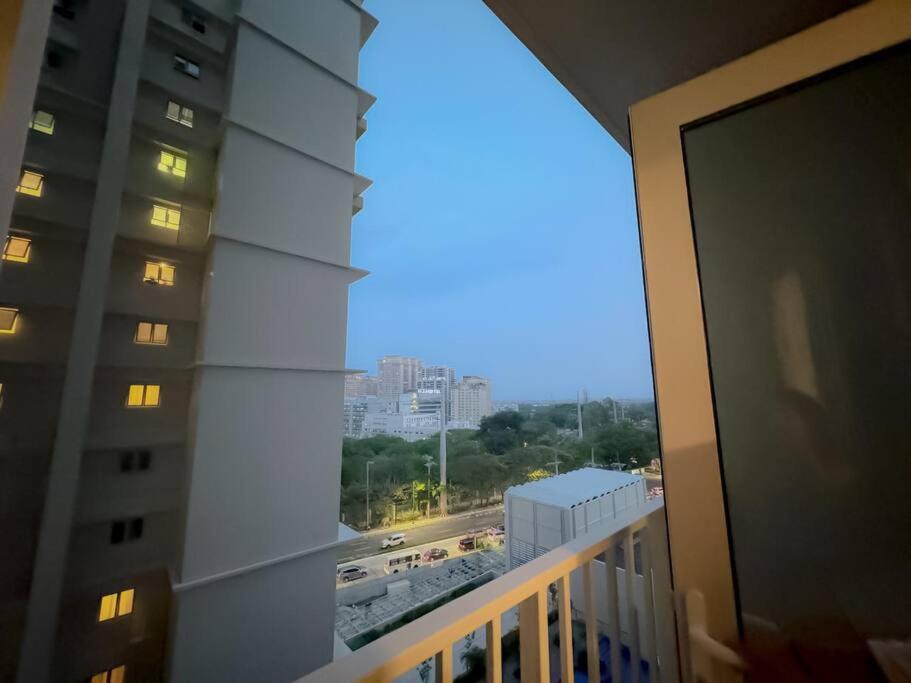 New And Modern 1br In Mckinley Near Bgc, Airport Manila